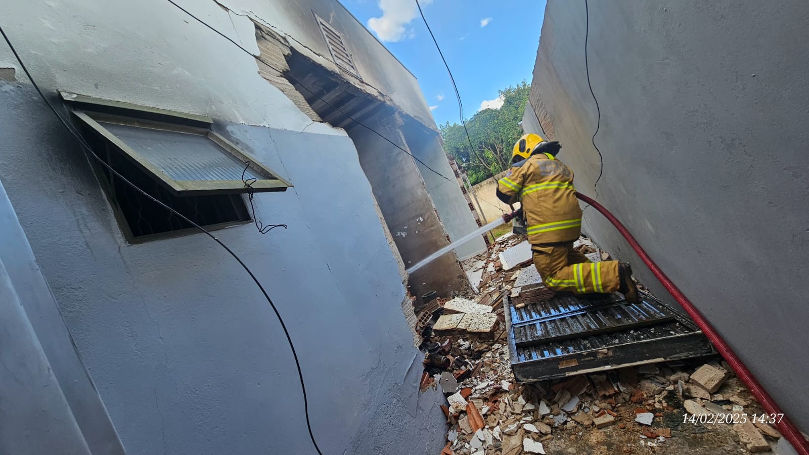 Mulher morre carbonizada em incêndio e suspeito de feminicídio é encontrado morto no dia seguinte em MG