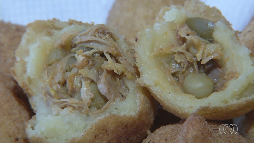 Coxinha caipira: Jornal do Campo ensina como fazer receita com massa de mandioca em Goiandira  Foto: Reproduo/TV Anhanguera