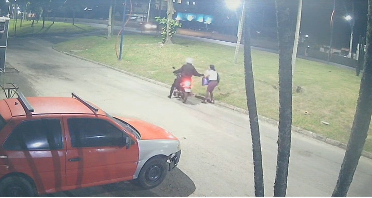 Mulher é assaltada por casal em motocicleta às margens da RJ-106, em Maricá