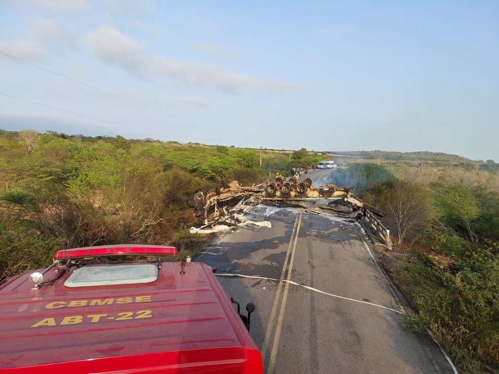 Carreta destruída pelo fogo em Canindé de São Francisco — Foto: CBMSE