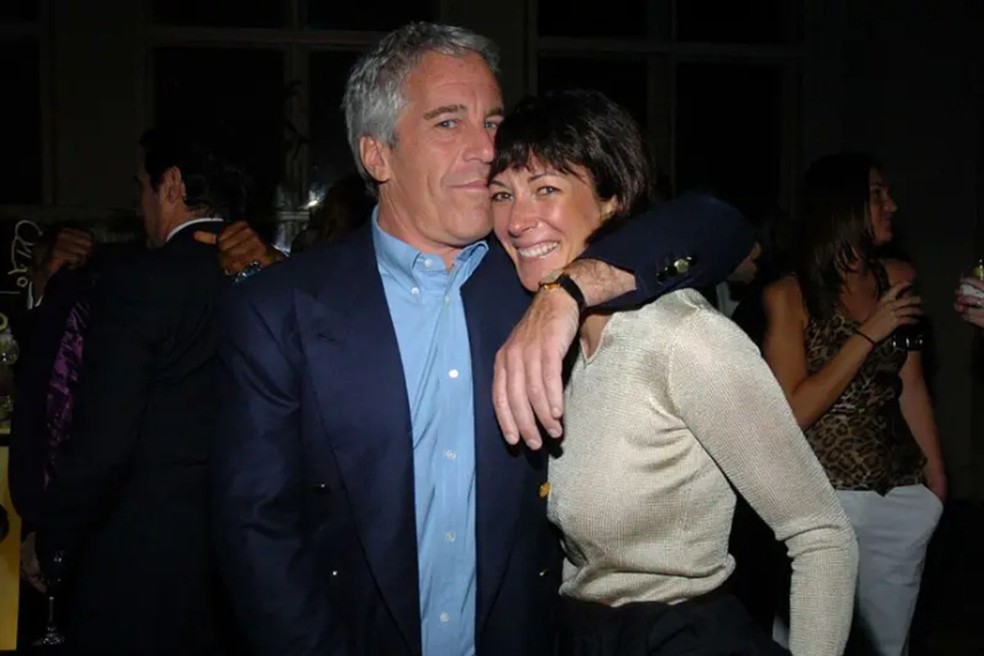 Epstein e a ex-namorada Ghislaine Maxwell, que foi condenada por recrutar e traficar adolescentes para os abusos do bilionário — Foto: Getty Images via BBC