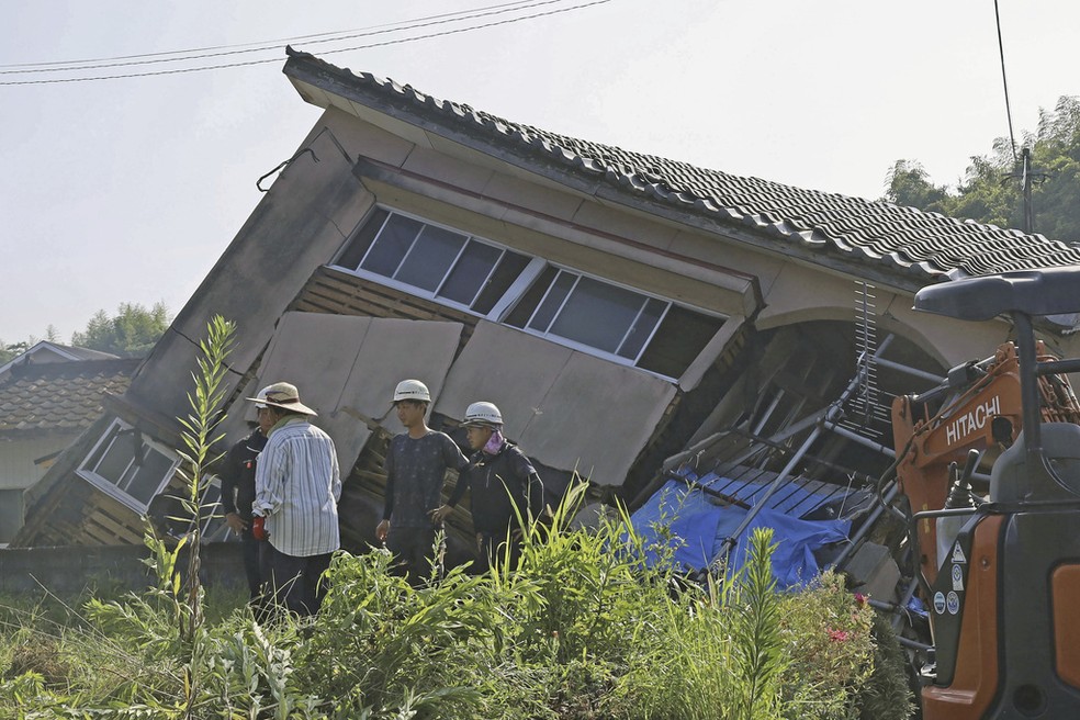 Casa parcialmente desabada aps terremoto na cidade de Oosaki, na provncia de Kagoshima, em terremoto que atingiu ilhas do sul do Japo em 8 de agosto de 2024. — Foto: Kyodo News via AP