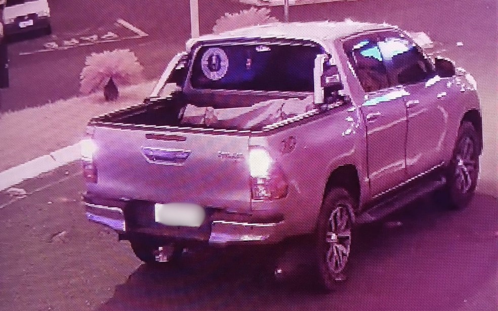 Caminhonete que Priscila foi a Rifaina devolver ao suspeito. Segundo o boletim, Bolelli fugiu no veículo após o crime — Foto: Câmera de segurança