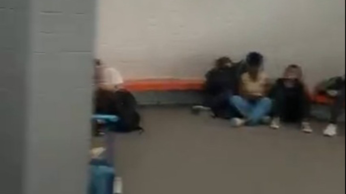 Após fonoaudióloga ser baleada no pescoço, passageiros de ônibus se abrigaram em escola; VÍDEO