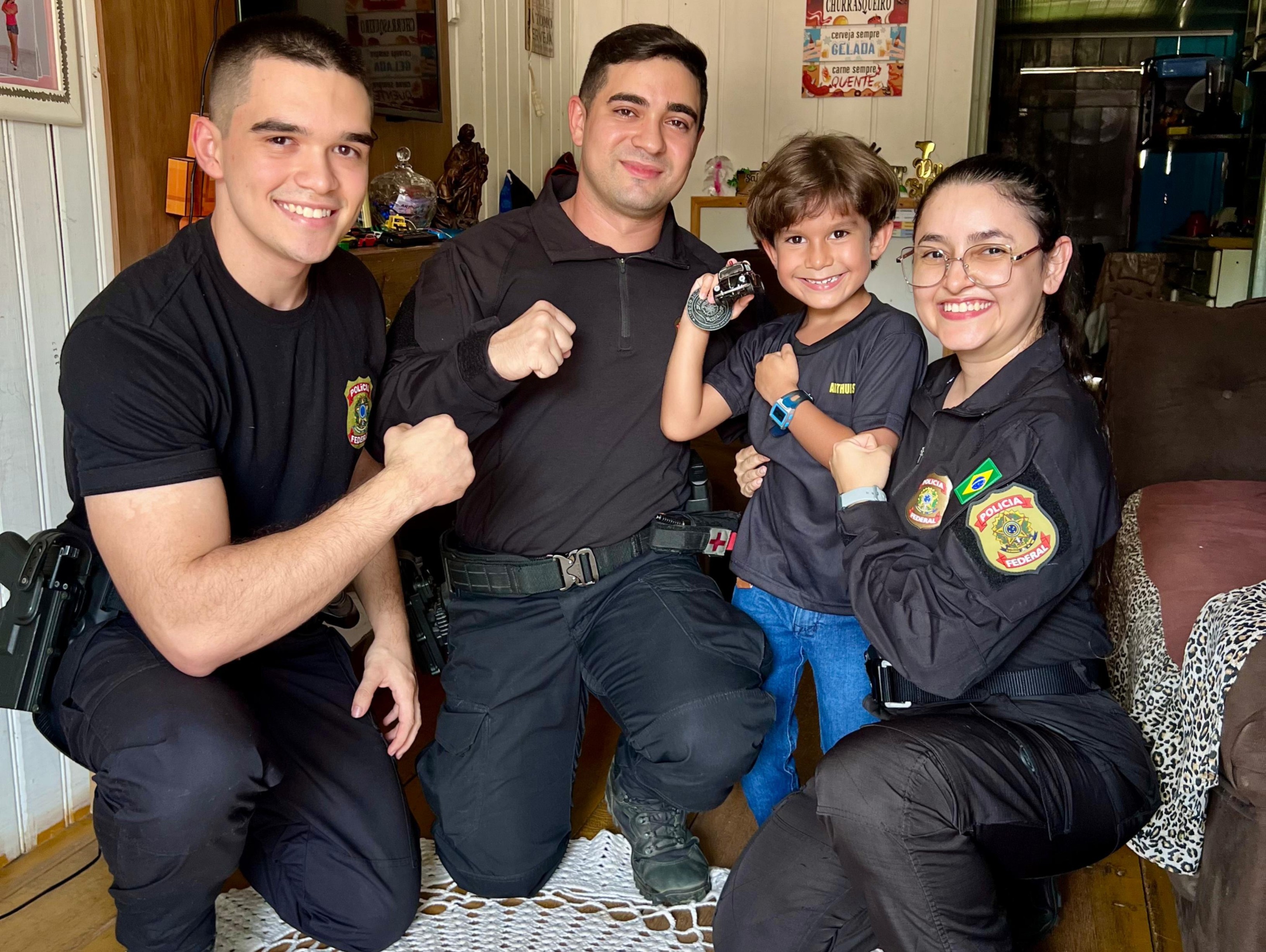 Menino que cantou com Wesley Safadão no AC ganha surpresa da Polícia Federal: 'Gostei muito'