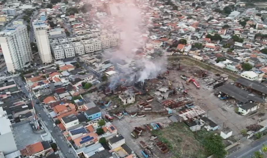 Incêndio atinge centro de reciclagem em São Gonçalo, RJ