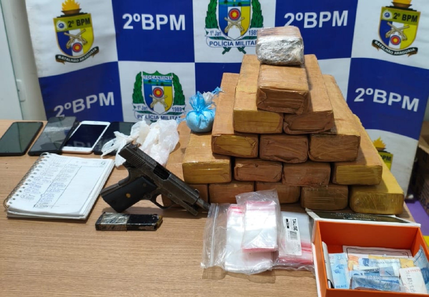 Caminhão com 15 kg de maconha é apreendido pela Polícia Militar na BR-153