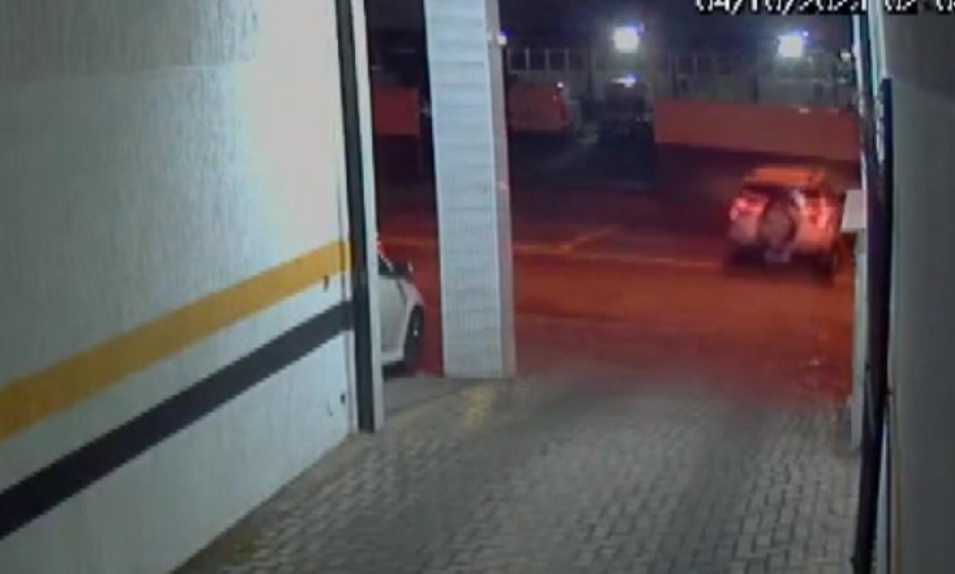 VÍDEO: motorista sob efeito de drogas bate carro em muro da polícia após sair de festa em Curitiba