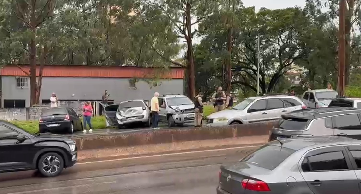 Veículos se envolvem em acidente no Anel Rodoviário, em BH