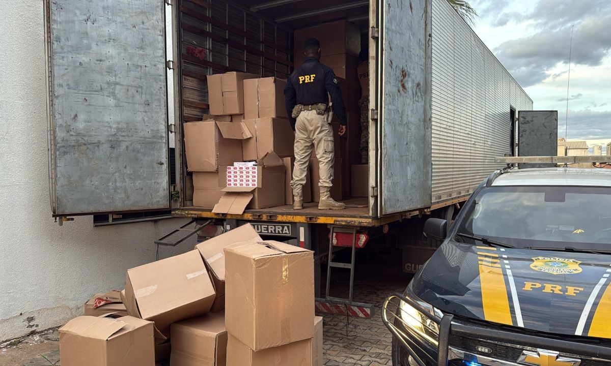 Cerca de 450 mil maços de cigarro contrabandeados são apreendidos em caminhão no oeste da Bahia; motorista do veículo foi detido