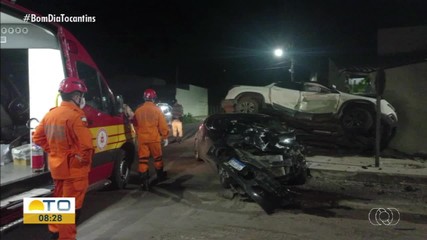 Carro fica em cima do outro após colisão e deixa duas pessoas feridas