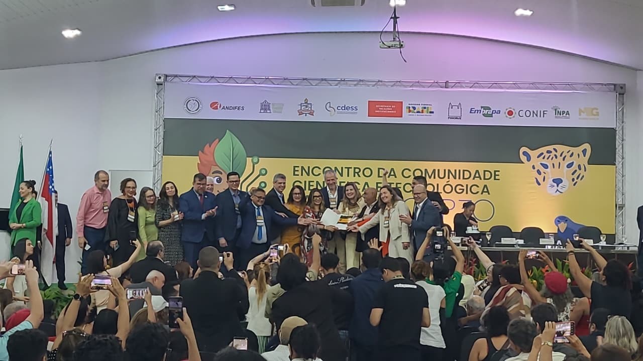 Cientistas da Amazônia apresentam carta com soluções ambientais à Janja e presidente da COP30 em Manaus