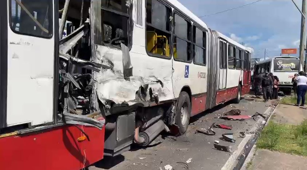 Ônibus após acidente com micro-ônibus na Torquato Tapajós em Manaus — Foto: Lane Gusmão/Rede Amazônica