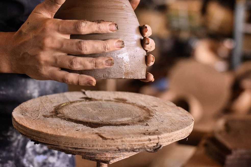 Artesão produz peça de cerâmica na Vila Barroló — Foto: Reprodução/Instagram
