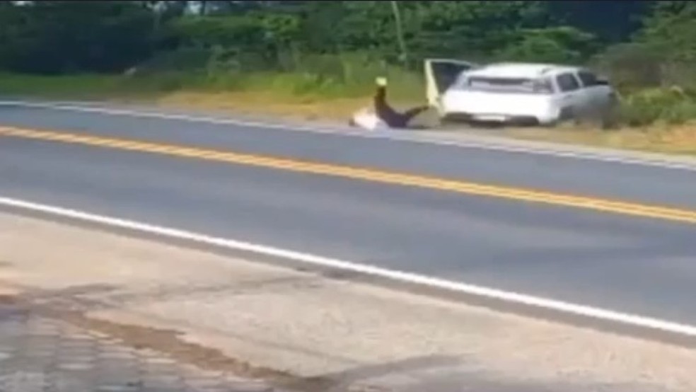 Motorista cai de carro em movimento em São João Bastista — Foto: Reprodução/PMRv