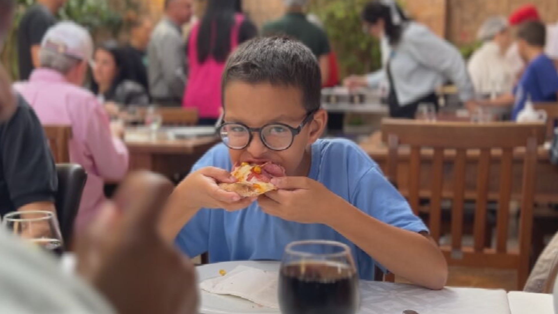 Participantes de entidades colocam a 'mão na massa' e provam pizza pela 1ª vez em pizzaria do interior de SP: 'Diferente', diz estudante