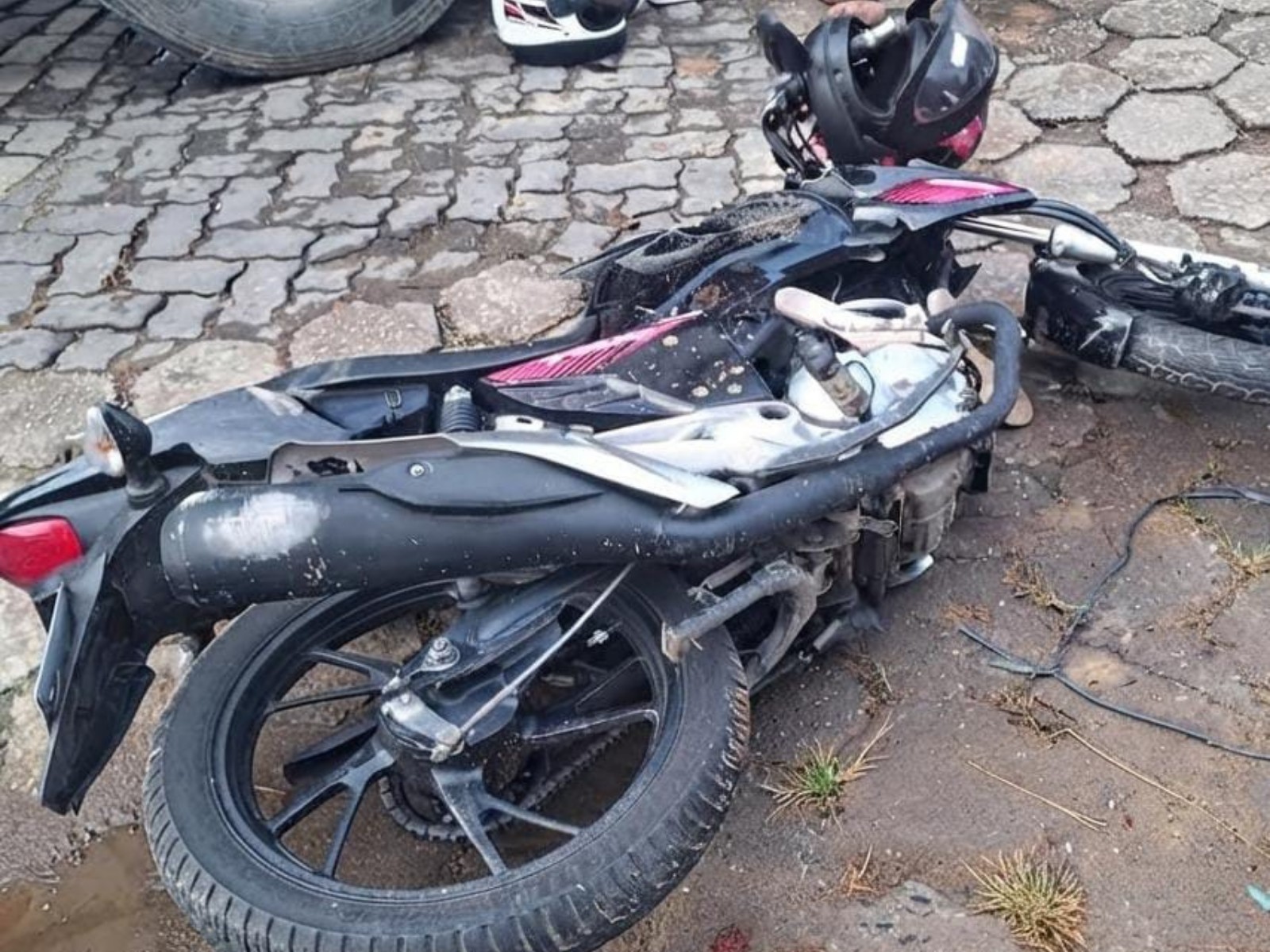 Motociclista fica ferida após bater em caminhão e parar debaixo do veículo em Governador Valadares