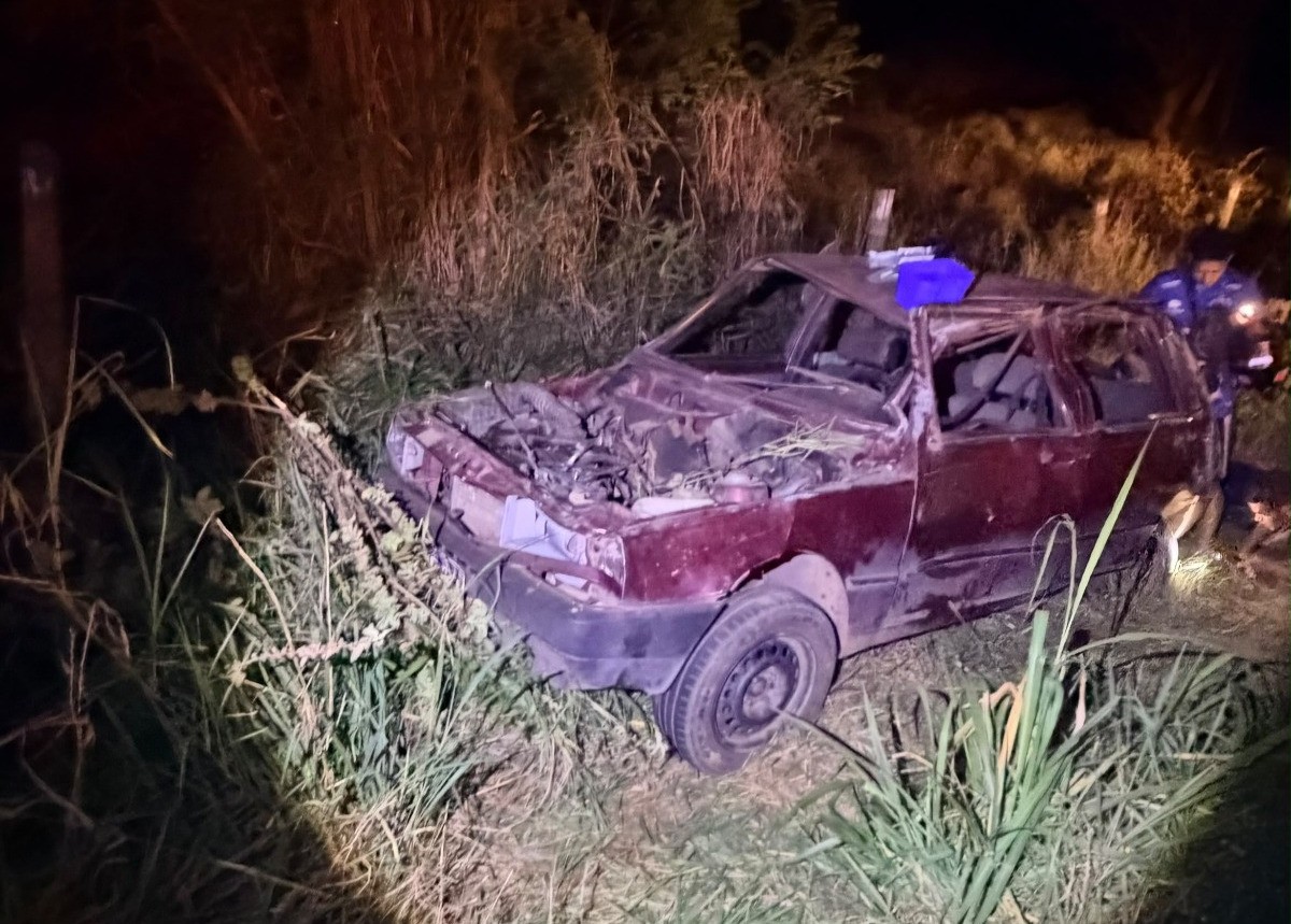 Carro capota e quatro pessoas ficam feridas na BR-352, em MG