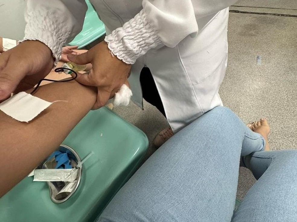 Funcionários de fábrica de calçado foram parar na UPA após consumir água na empresa. — Foto: Arquivo pessoal