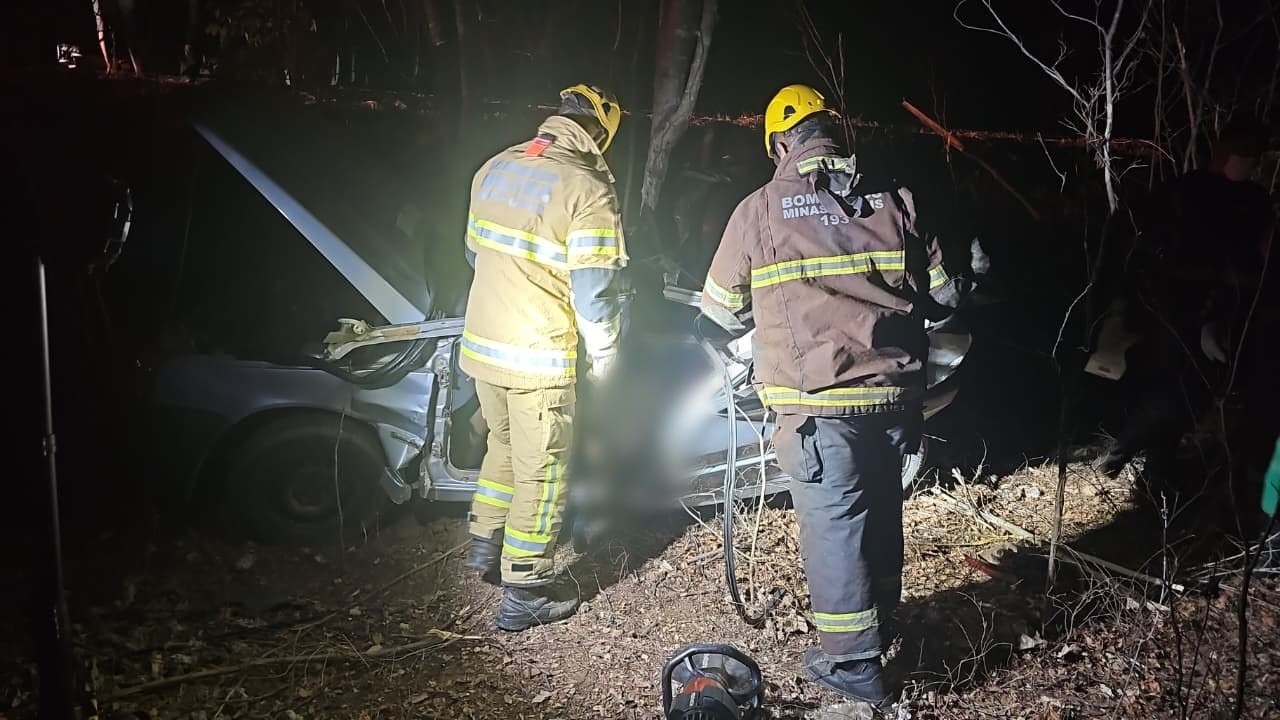 Bombeiros cortam teto de carro e removem porta para resgatar motorista preso às ferragens após acidente