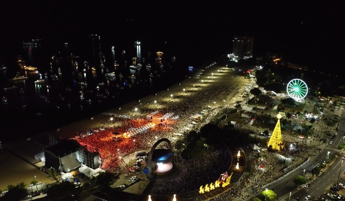 Réveillon 2026: público celebra chegada do Ano com shows, queima de fogos e famílias na Ponta Negra em Manaus