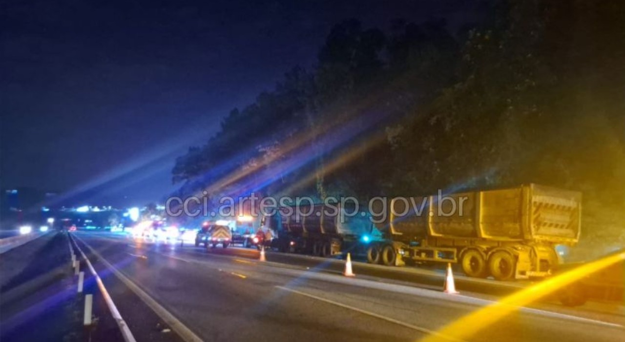Motorista e funcionário são atingidos por carreta e morrem ao serem prensados contra guincho em rodovia de Araçariguama