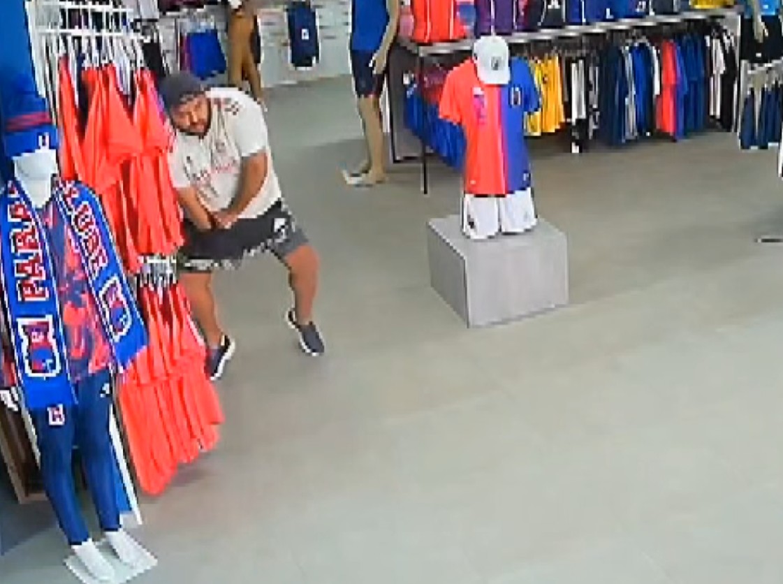 VÍDEO: Homem esconde 17 camisetas na bermuda em furto à loja do Paraná Clube 