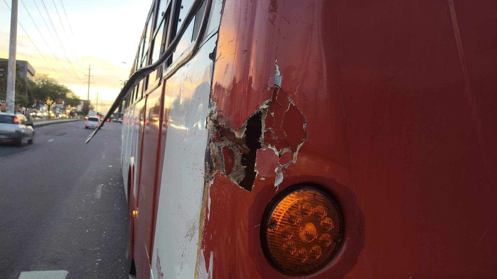 Passageiro tem braço arrancado em acidente após 'racha' entre lotações em avenida de Manaus
