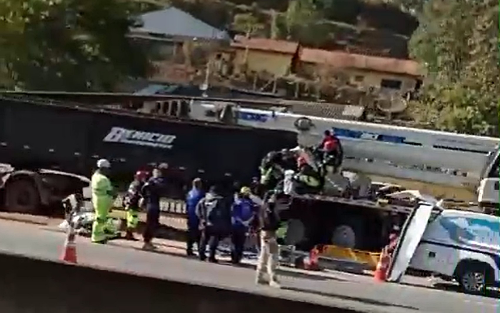 Caminhoneiro morre ao colidir com caminhão parado em MG