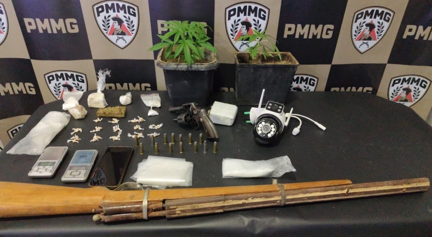 Arma extraviada de policial, espingarda e drogas são apreendidas em Porteirinha 