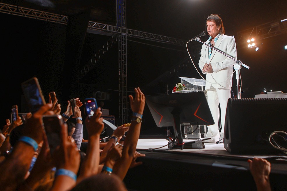 Roberto Carlos comemora 84 anos com show e bolo especial em Natal — Foto: Alexandre Lago