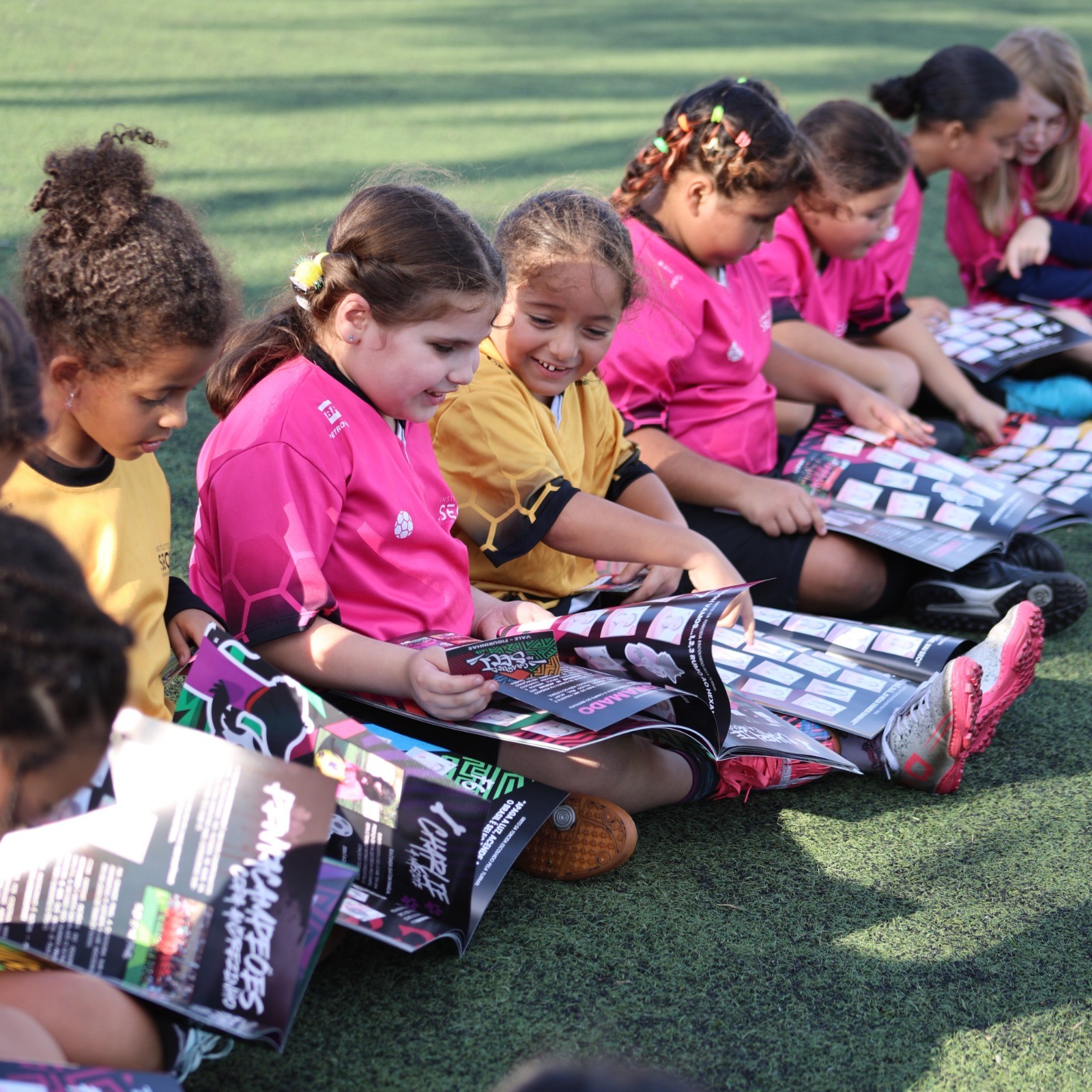 Em vez de figurinhas de craques da Copa, álbum personalizado traz rostos de 450 crianças de projeto social do ABC