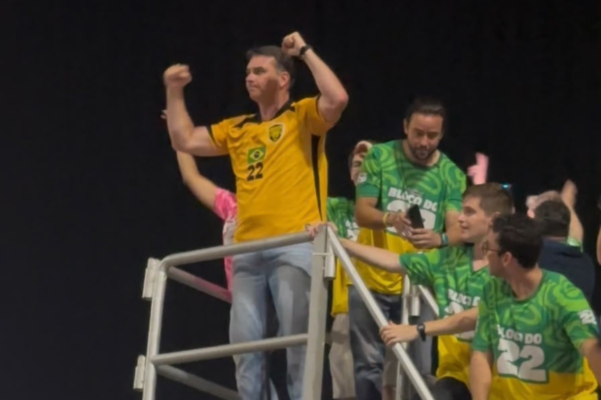 Em Manaus, Flávio Bolsonaro promete ajudar no combate às queimadas e na proteção da Amazônia se for eleito
