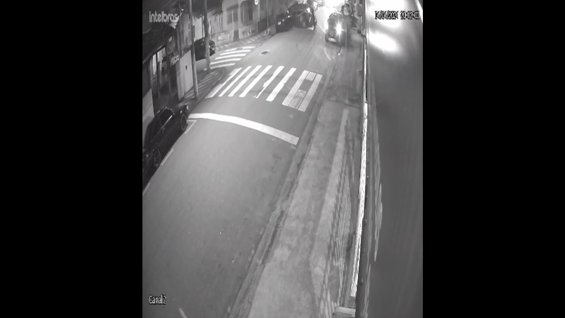 Vídeo mostra capotamento de carro na região central de Caraguatatuba, SP