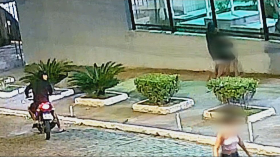 Ladrão enforca mulher para roubar celular em São João de Meriti, na Baixada Fluminense — Foto: Reprodução/ TV Globo