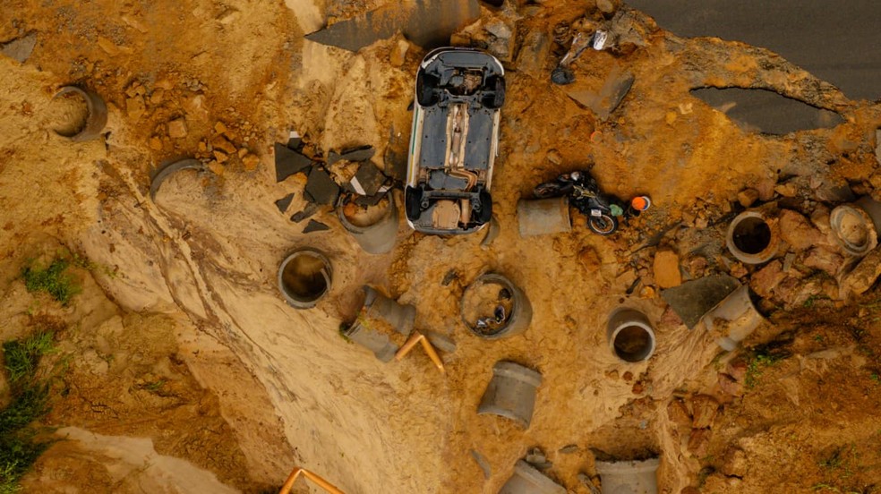 Cratera formada após asfalto ceder na estrada entre Fortaleza e Aquiraz, nesta segunda-feira (27) — Foto: Thiago Gadelha/SVM
