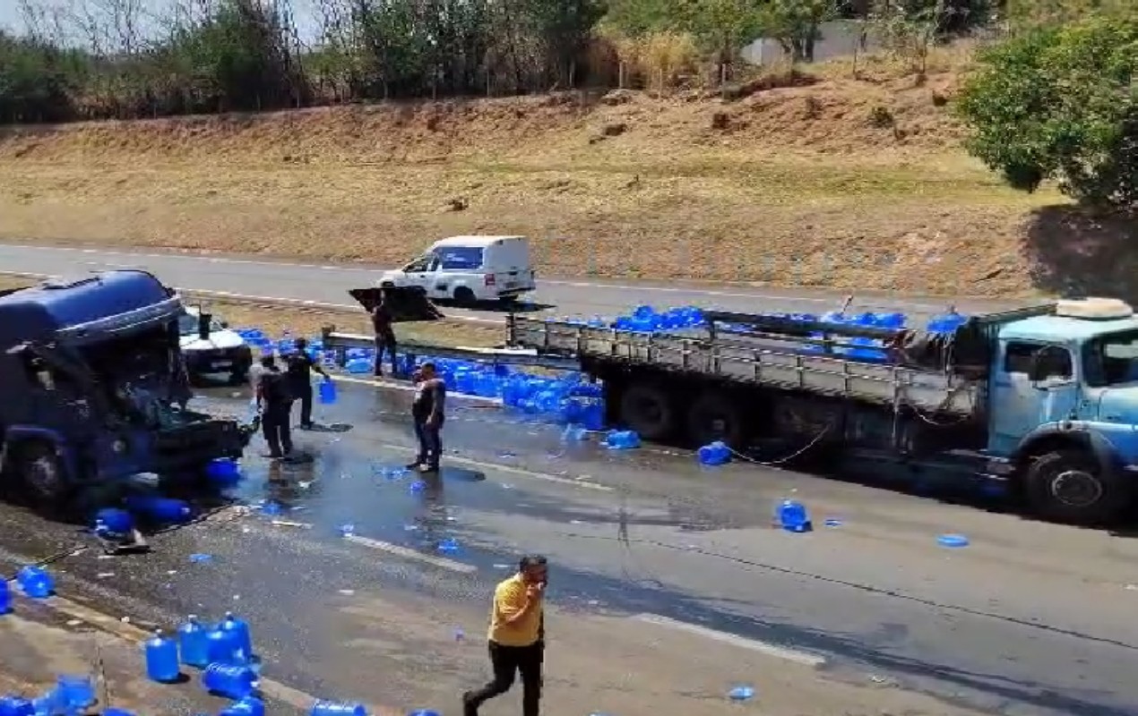 Batida entre caminhões espalha galões de água e deixa feridos na SP-127 em Tietê; vídeo