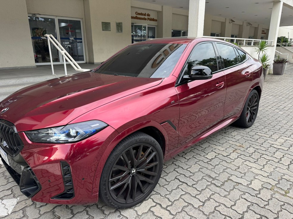 BMW de mais de R$ 1 milhão de Poze do Rodo foi levado à Cidade da Polícia — Foto: Rafael Nascimento / g1 Rio