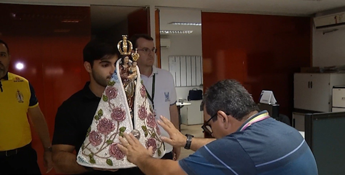 Imagem peregrina de Nossa Senhora de Nazaré visita TV Liberal 