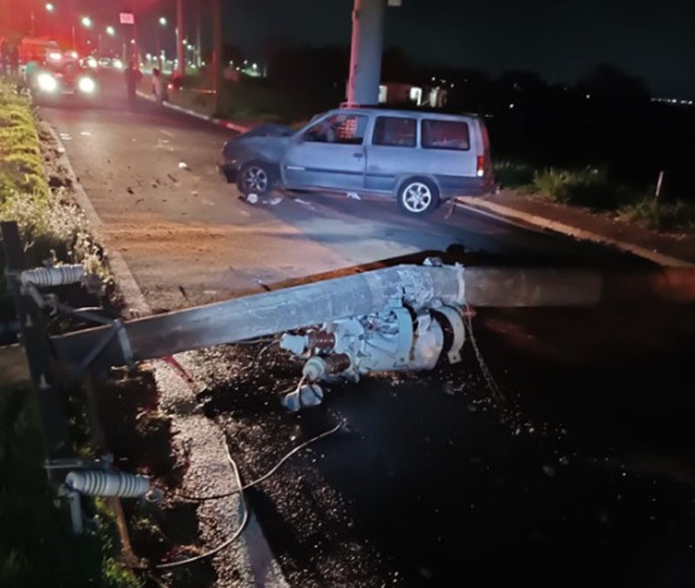 Adolescente transitava no sentido bairro-Centro quando perdeu o controle da direção e colidiu contra o poste — Foto: Energisa Sul-Sudeste