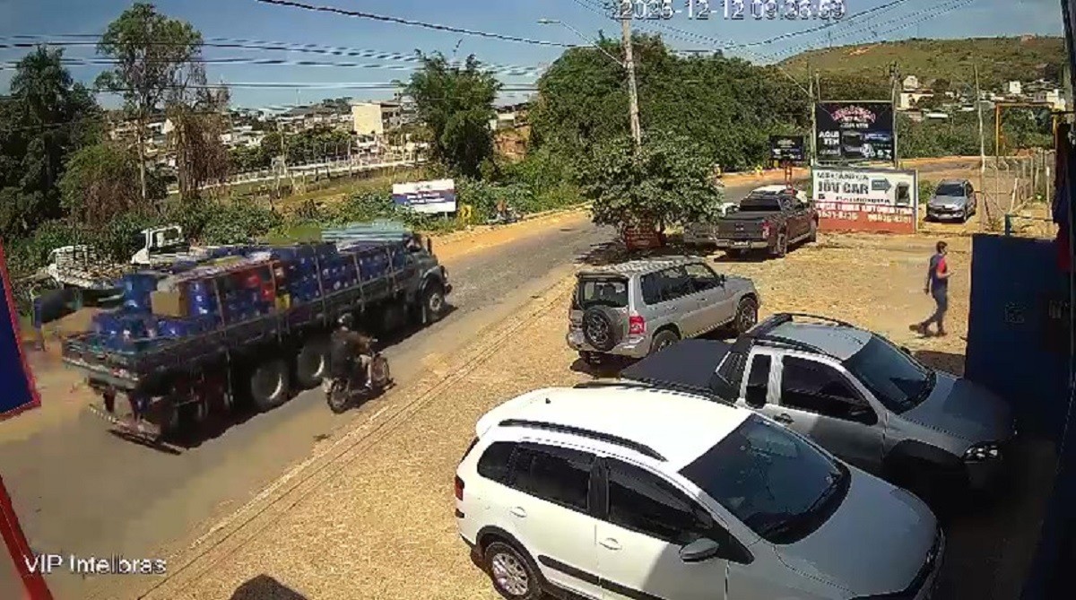 VÍDEO: Motociclista morre após acidente com caminhão em Ubá