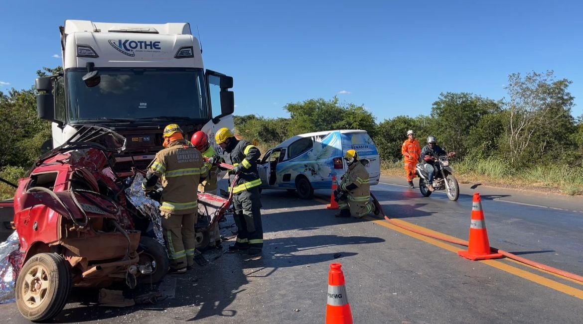 Casal morre em colisão entre carro e caminhão na BR-251, em Montes Claros