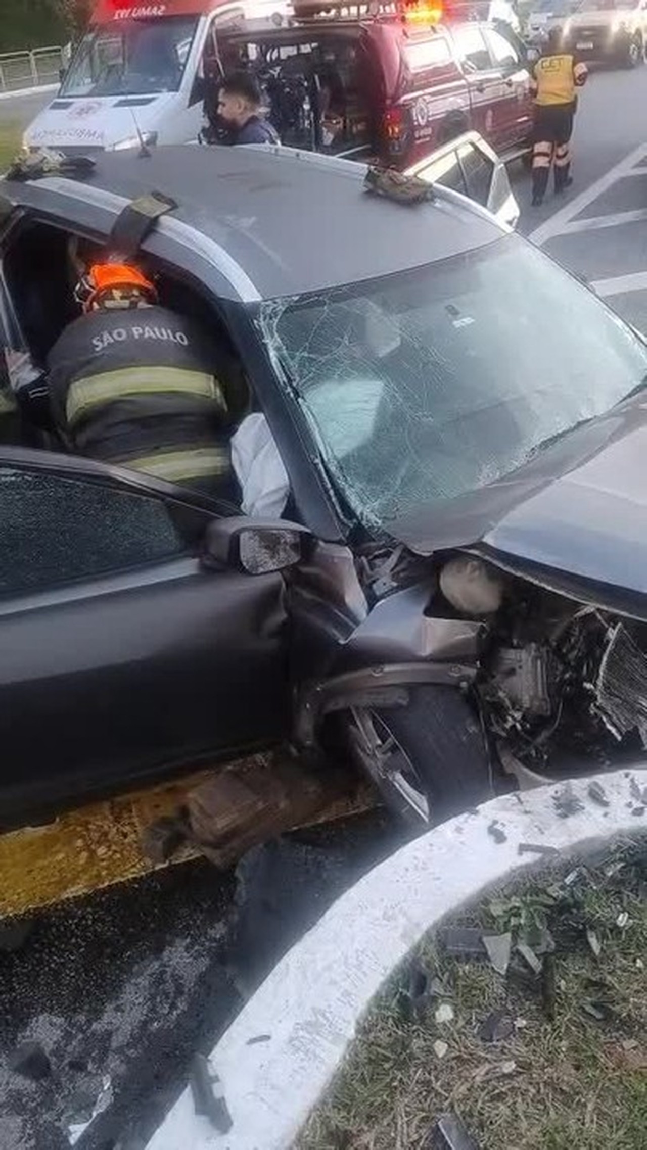 VÍDEO: Colisão de carro contra mureta deixa jovem de 25 anos preso nas ferragens na Marginal do Pinheiros, Zona Sul de SP 