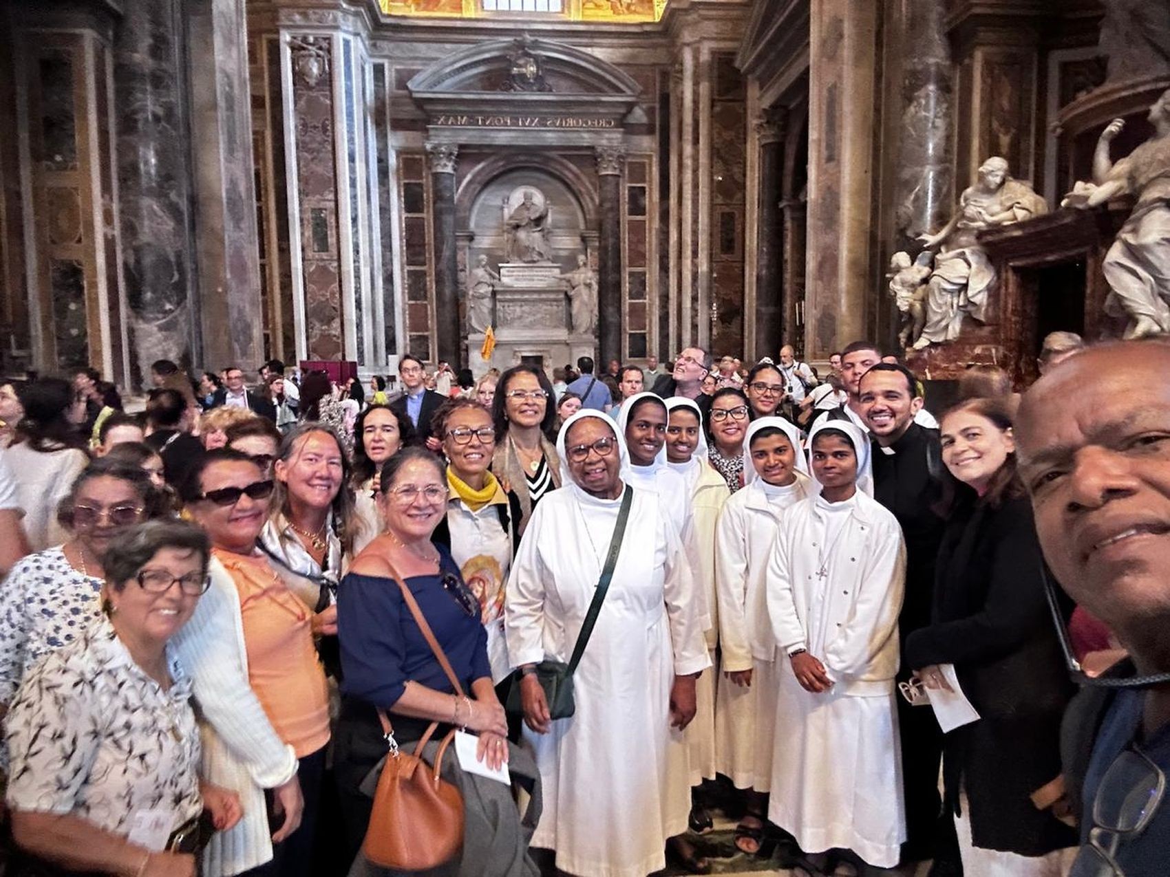 ‘Esperamos que o novo papa faça um trabalho tão bom como o de Francisco’, diz sergipana que está na Itália para o conclave
