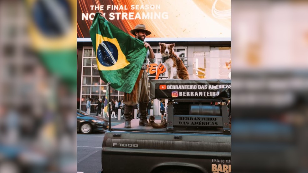 Depois de viajar até os EUA de caminhonete ao lado do cachorro Bastião, Pedro Henrique voltou para o Brasil de mulas — Foto: Reprodução/Instagram