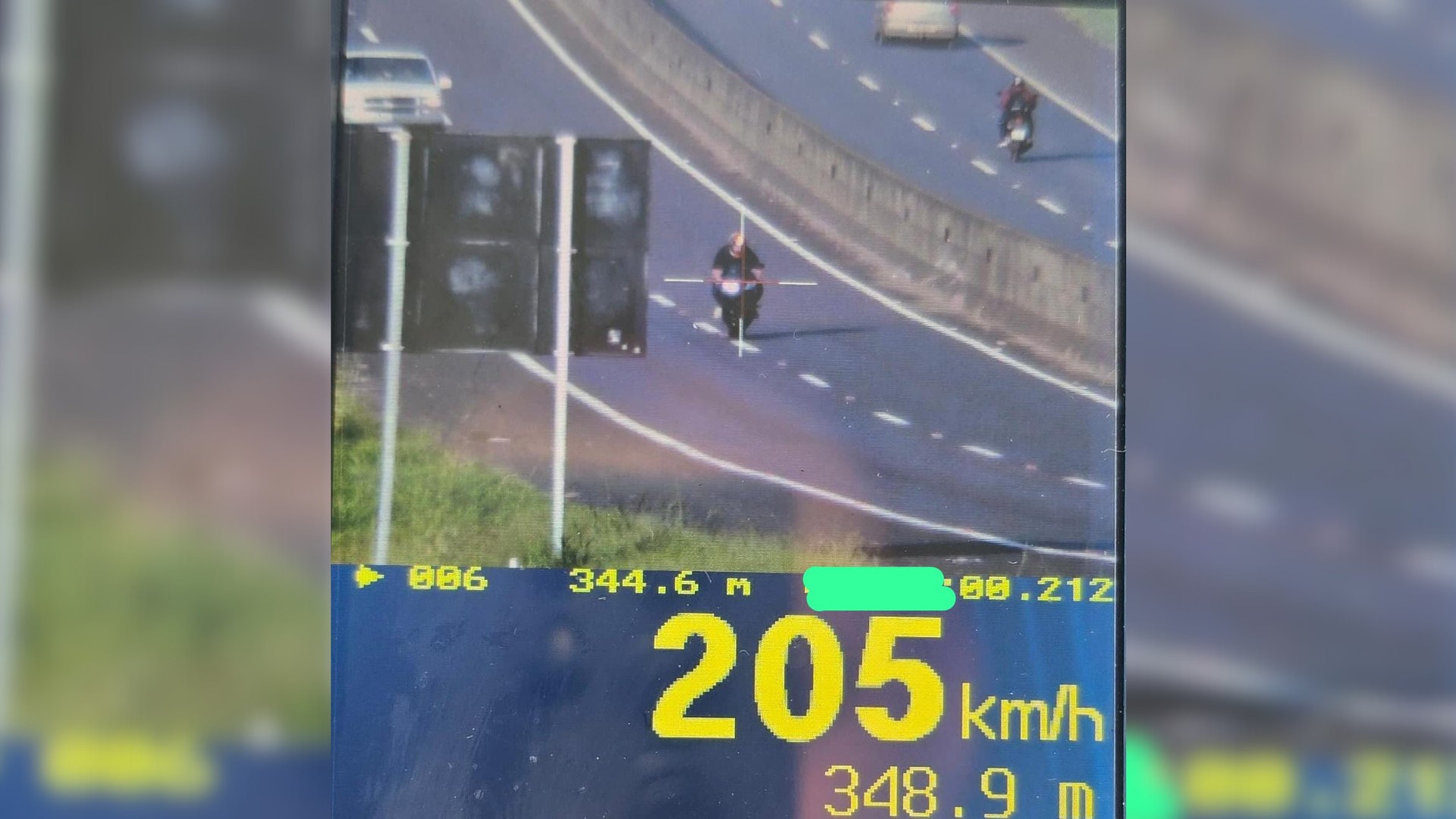 Motociclista é flagrado a mais de 200 km/h em trecho de rodovia com velocidade limite de 90 km/h 