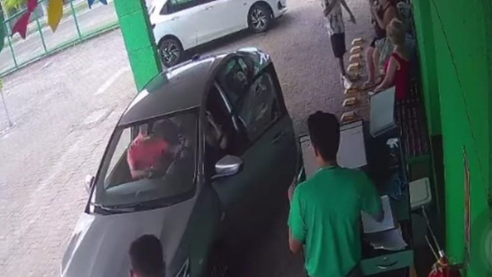 Homem é preso após agredir com socos a namorada em locadora de veículos em São Luís - Foto: (Divulgação/ PC-MA)