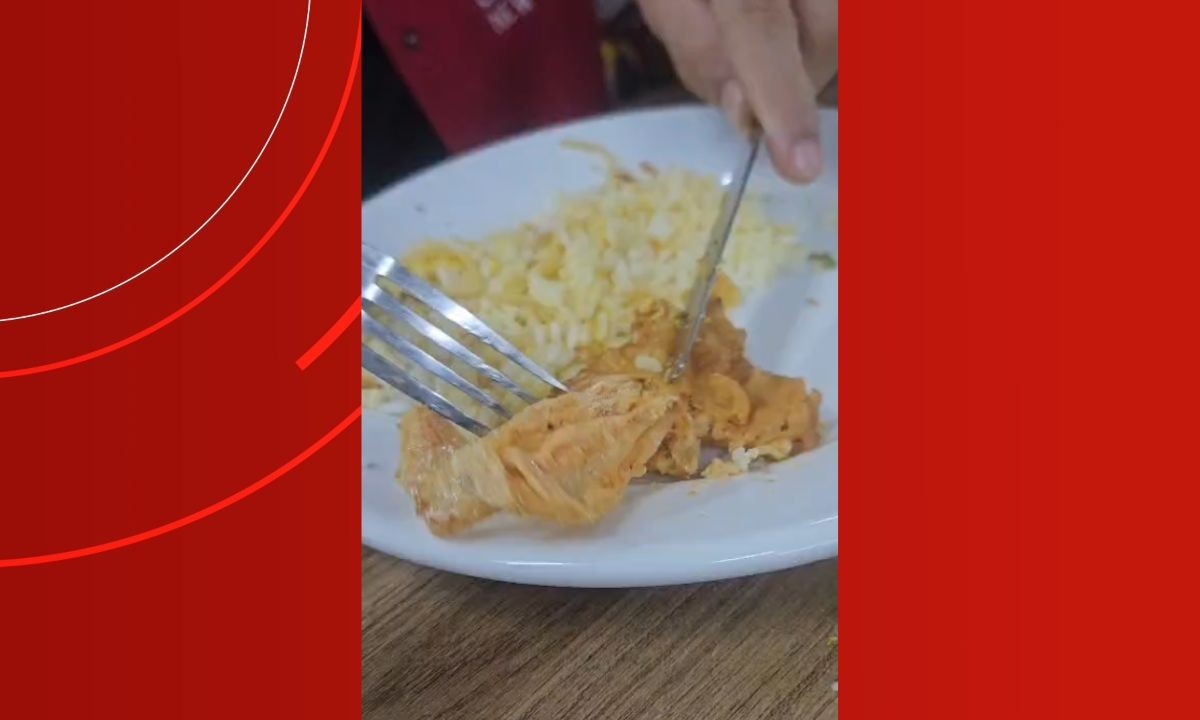 Aluno encontra pedaço de plástico em refeição servida no Restaurante Universitário da Ufam; VÍDEO