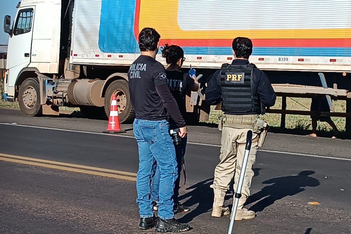 Acidente entre carreta e moto deixa duas pessoas gravemente feridas e causa congestionamento na BR-163