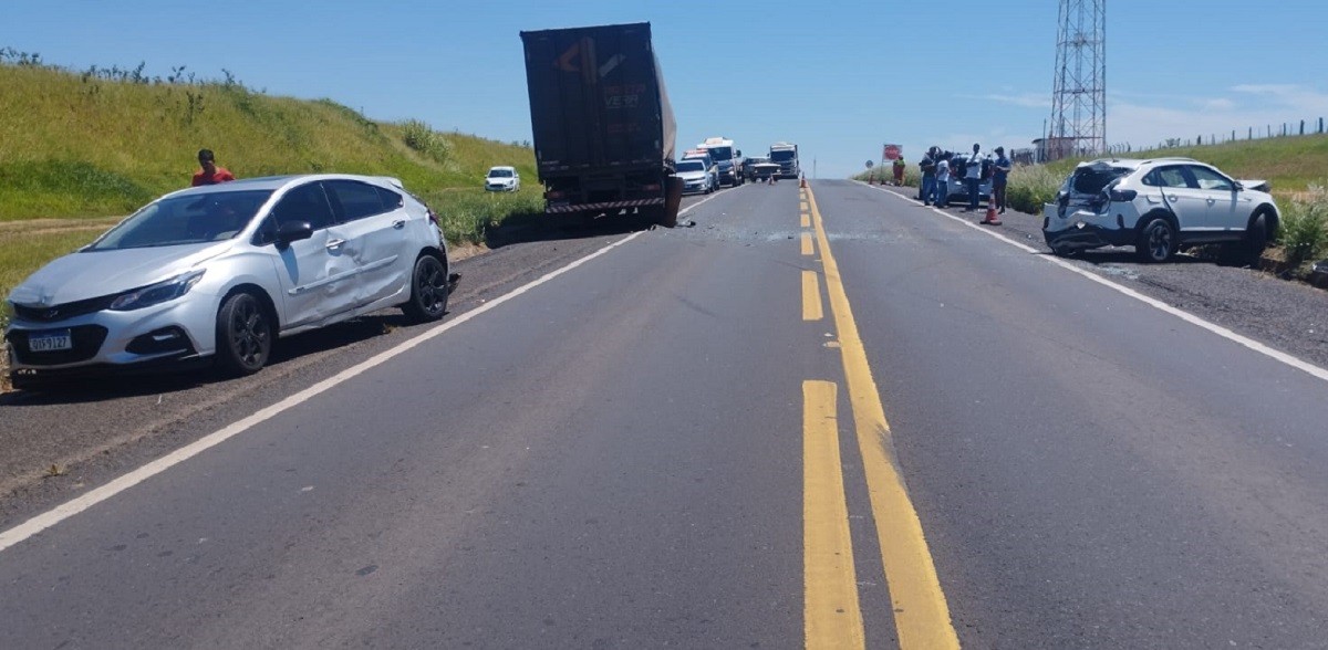 Engavetamento na BR-153 envolve cinco veículos e deixa duas pessoas feridas no interior de SP